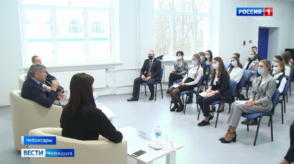 "Трудиться и не сдаваться". Глава Чувашии встретился с Детским общественным советом 