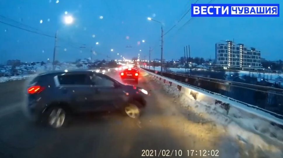 В Чебоксарах на Октябрьском мосту кроссовер влетел в машину скорой помощи