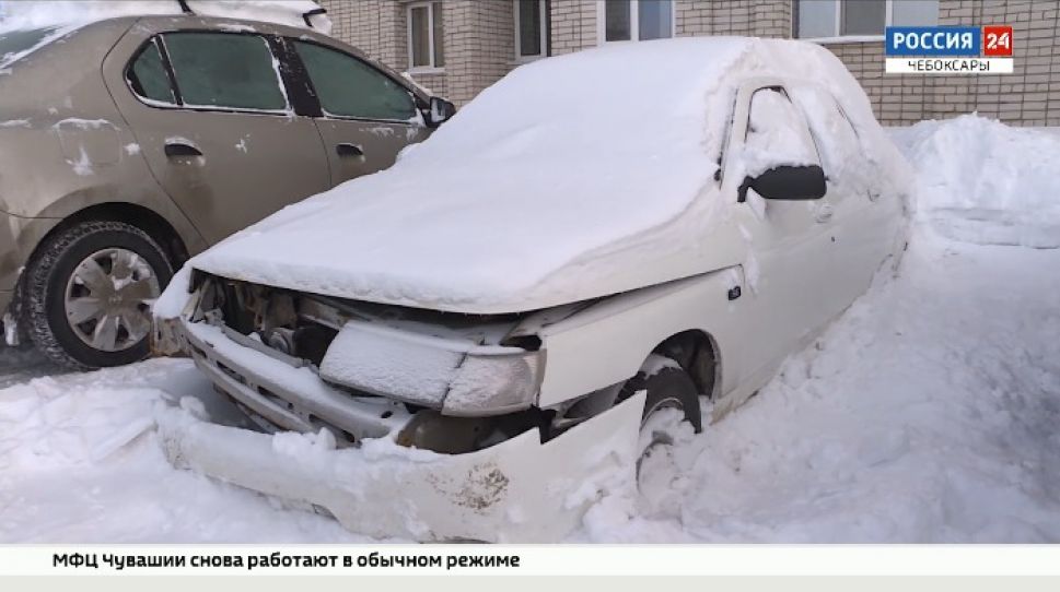 В Чебоксарах выкапывают машины, мешающие уборке снега