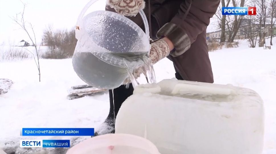 Жители деревни Малые Атмени Красночетайского района вынуждены пить воду из проруби