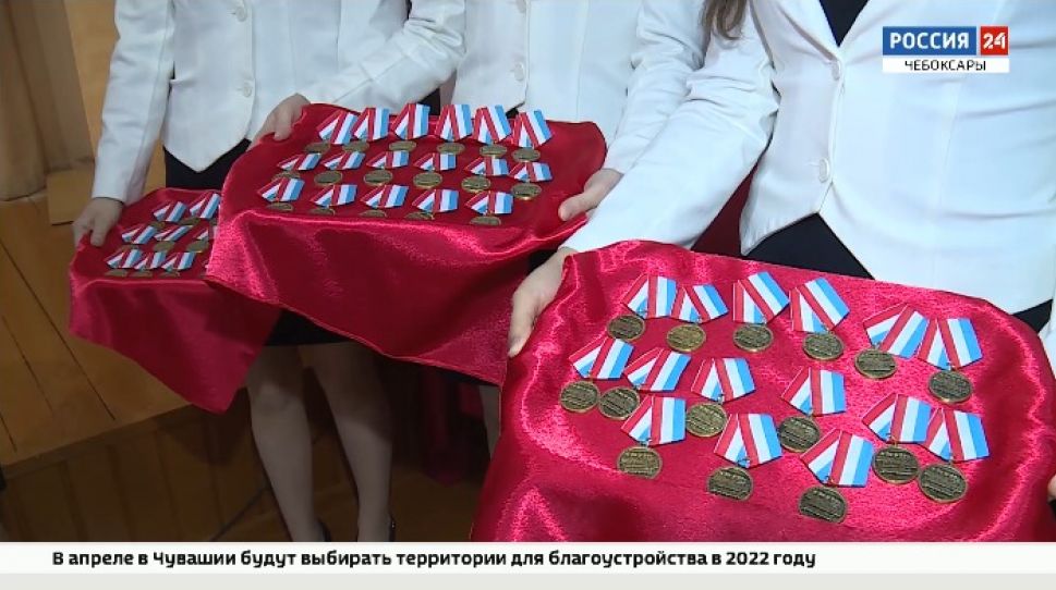 В Чебоксарах наградили медалями кадетов, принимавших активное участие в международном «Параде Памяти»