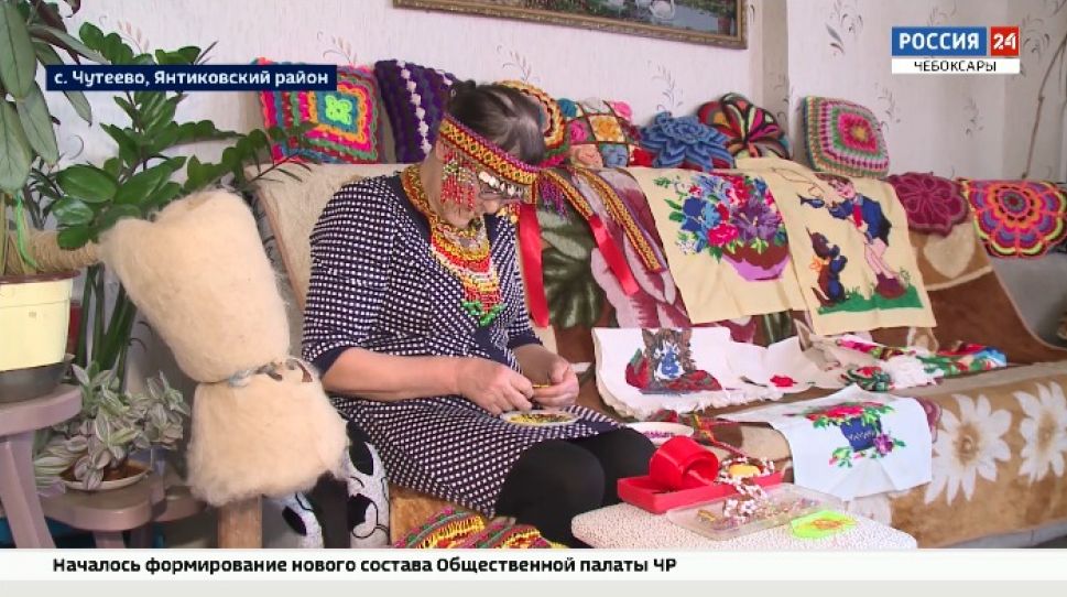 Мастерица из села Чутеево Янтиковского района расшивает наряды для ансамбля песни и танца 