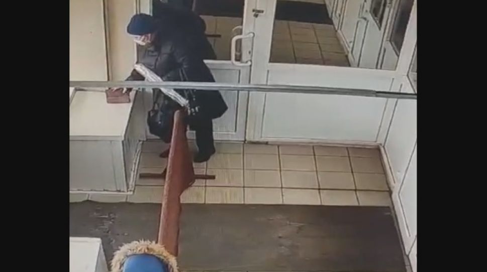 В Чебоксарах разыскивают женщину, присвоившую себе чужой кошелек со 100 000 рублей