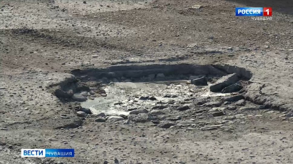 В Чебоксарах на Лапсарском проезде ямы разравняют автогрейдерами