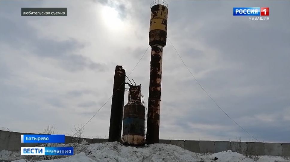Не рухнула, а уронили: Батыревскую водонапорку демонтировали 