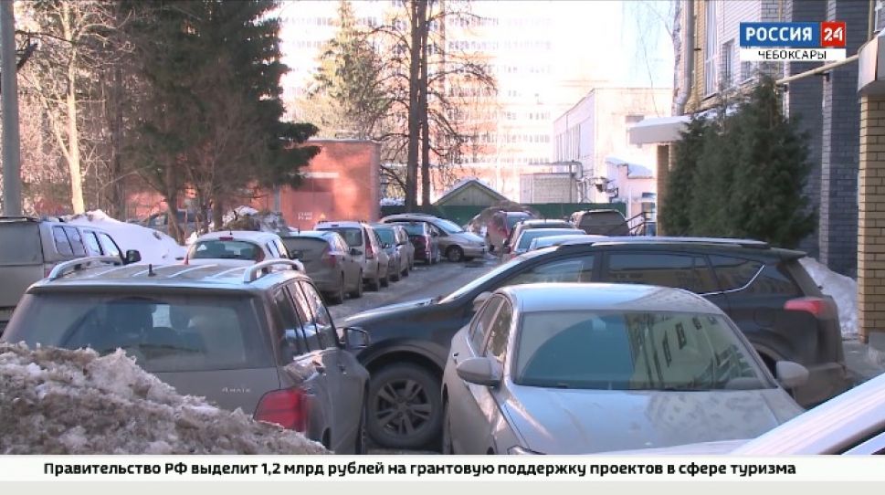 Жильцы домов в центре Чебоксар жалуются на постоянный поток машин во дворах