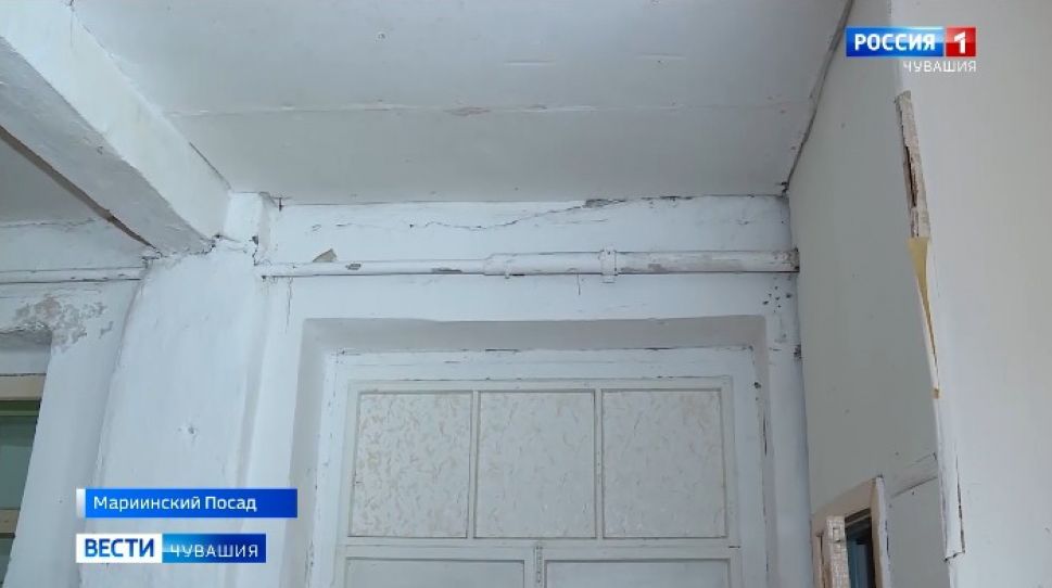 Школа в Мариинском Посаде: столовой нет, крыша течет, несущие балки сгнили