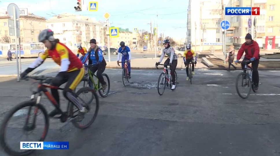 Тӗнче уҫлӑхне пӗрремӗш ҫын вӗҫнӗренпе 60 ҫул ҫитнине халалласа - 60 ҫухрӑм велосипедпа