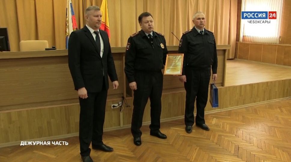 Полицейские поблагодарили чебоксарца, который помог поймать пьяного лихача на тракторе