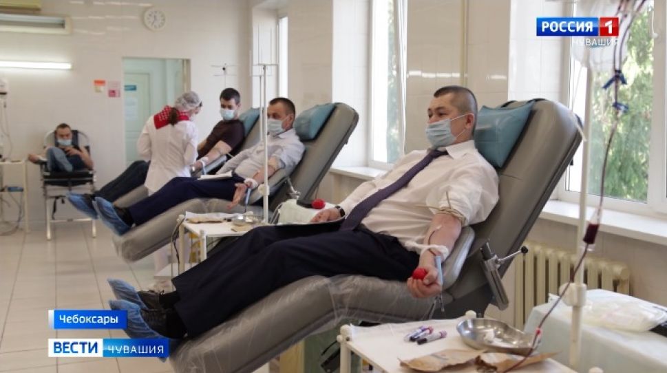 В Чебоксарах депутаты и волонтеры сдали кровь в День донора
