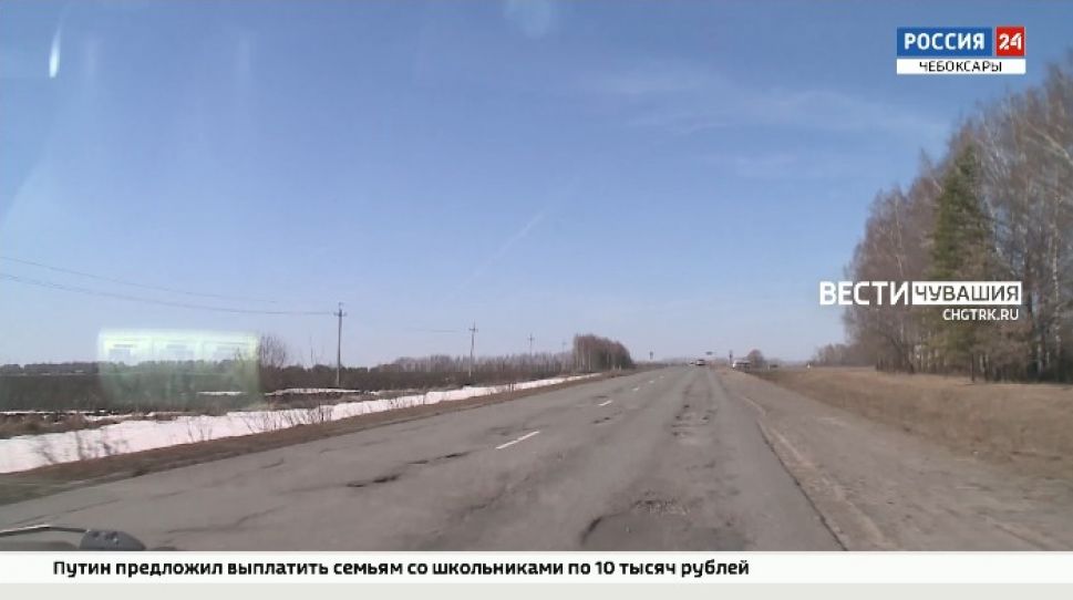 Жители Вурнарского района жалуются на разбитую дорогу