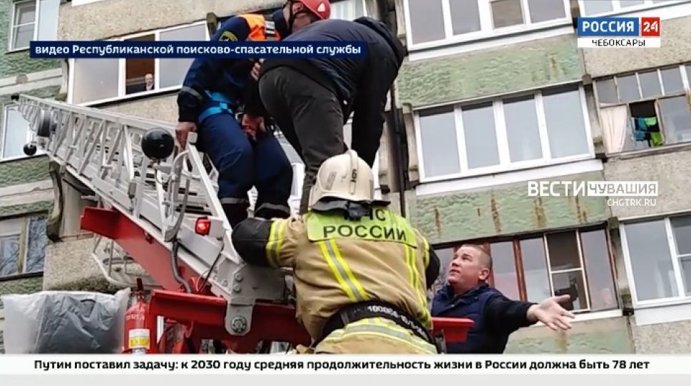 В Чебоксарах спасатели уговорили горе-экстремала спуститься с балкона многоэтажки