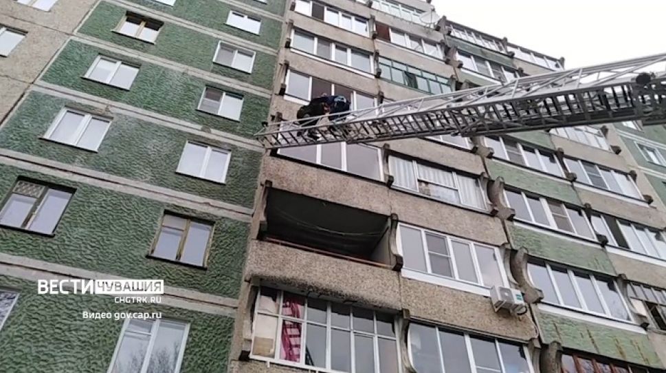 В Чебоксарах спасали мужчину, повисшего на балконе 7-го этажа