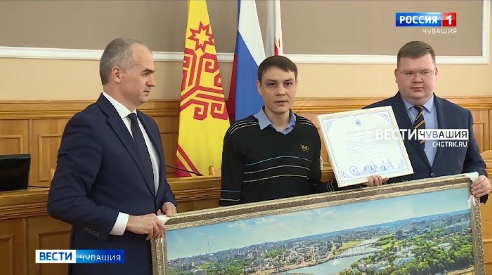 Неравнодушного чебоксарца наградили за спасение мальчика, выпавшего из окна