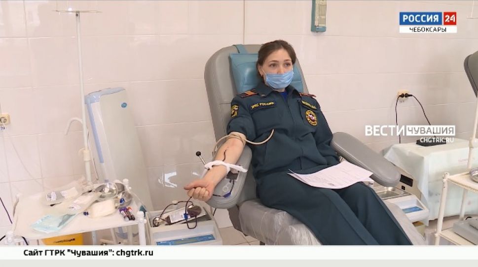 Сотрудники ГУ МЧС Чувашии приняли участие в акции "Каплей крови спасаем жизни"