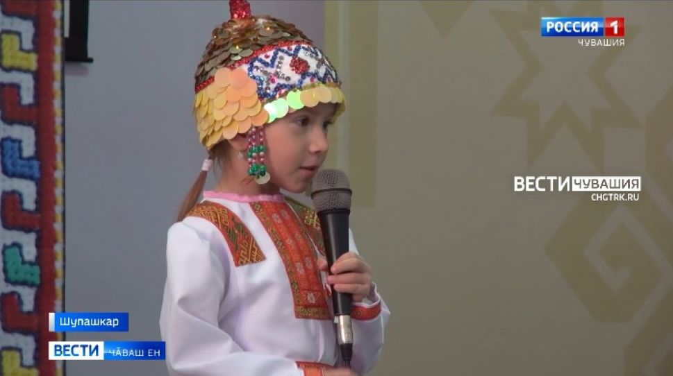 Калаҫма вӗреннӗ-вӗренмен чӑвашла сӑвӑ-калавпа сцена ҫине тухаҫҫӗ