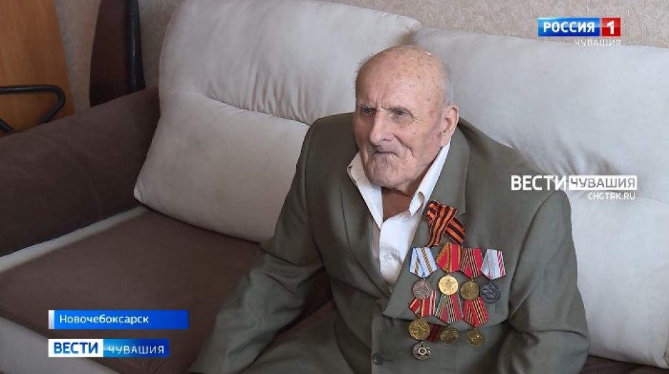 Сотрудники СУ СКР по Чувашии поздравили 94-летнего ветерана с наступающим Днем Победы