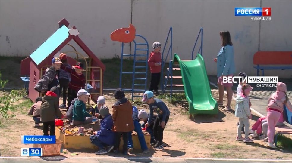 Родителям детей до 7 лет оплатят больничный в размере 100% от зарплаты