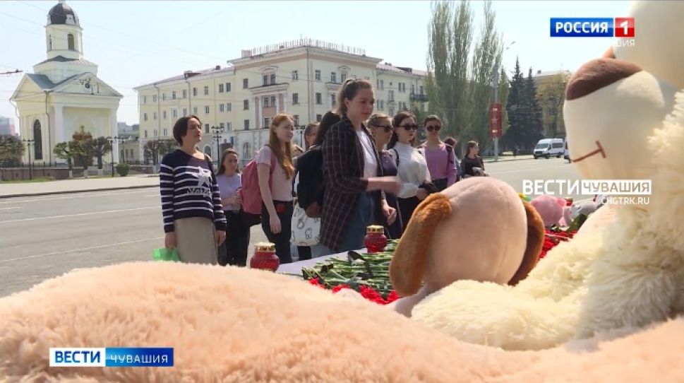 В Чебоксарах организован мемориал в память о погибших в школе Казани