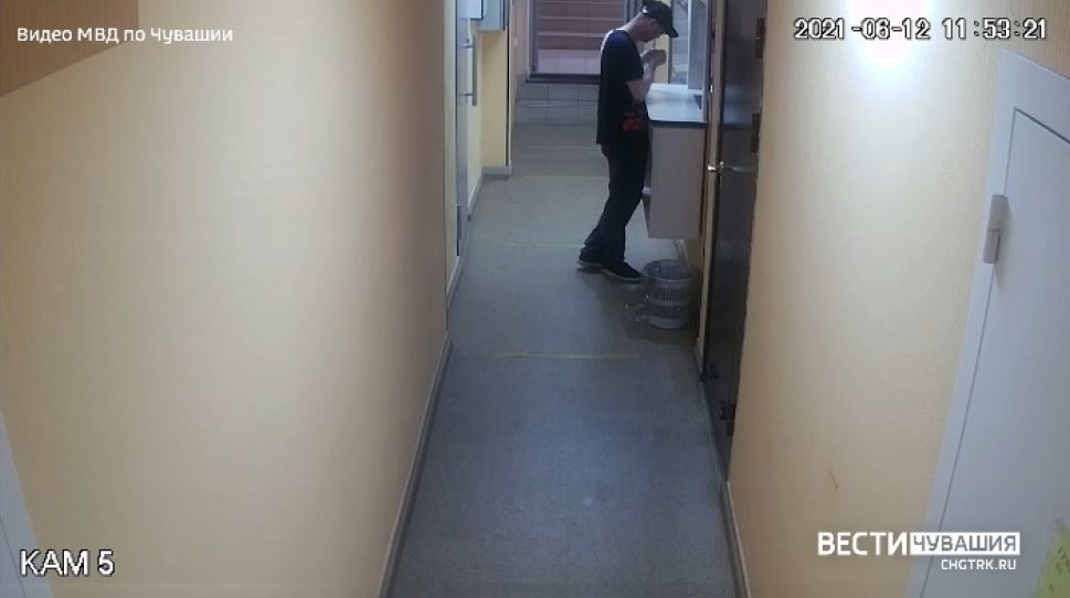 В Чебоксарах мужчина украл из ломбарда золотую цепочку за 27 тысяч рублей