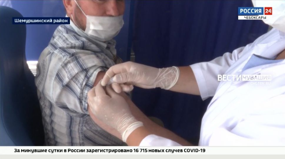Врачи Шемуршинского района активно проводят вакцинацию против коронавируса