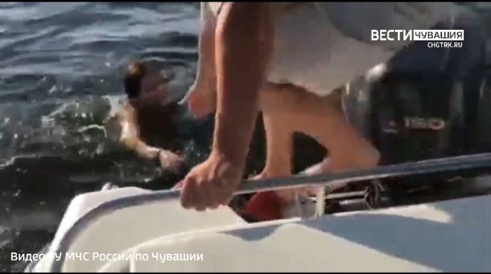 На Волге у двоих новочебоксарцев перевернулась лодка