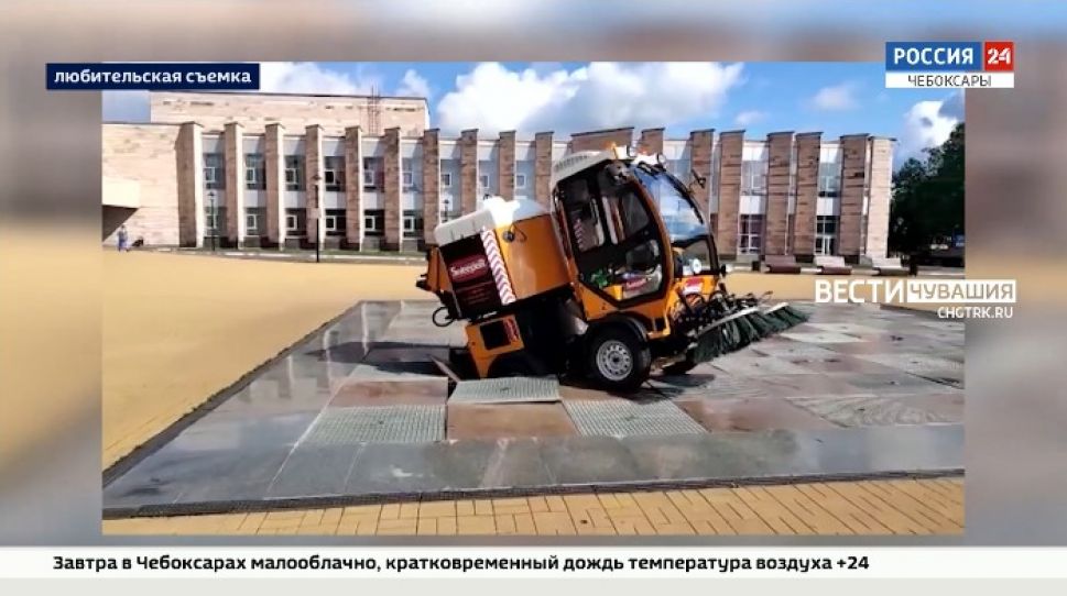 В Чебоксарах машина-уборщик провалилась в фонтан 