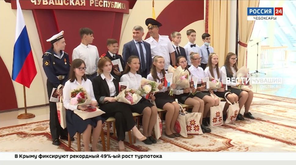 Глава Чувашии вручил паспорта и экземпляры Конституции 14-ти школьникам