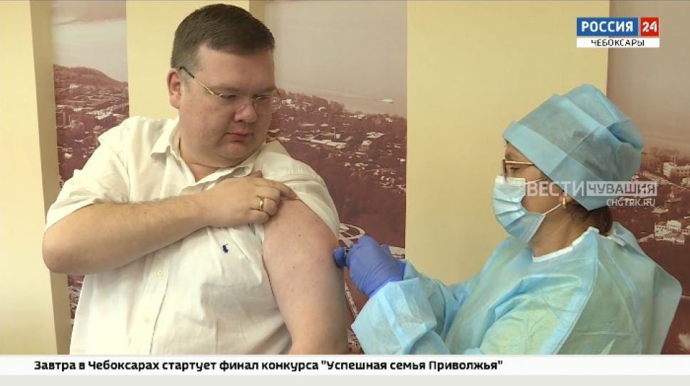 Глава Чебоксар присоединился к вакцинации от коронавируса