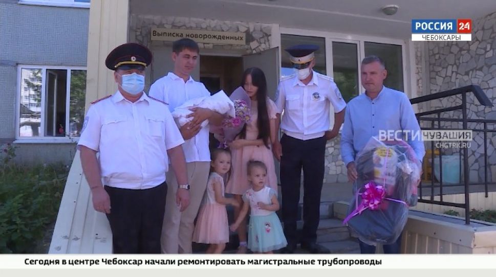 Из чебоксарского роддома №3 выписали девочку, которая родилась в машине отца