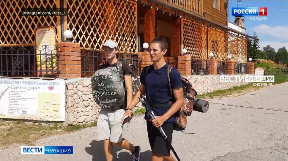 Путешественники, идущие пешком из Челябинска до Минска, прибыли в Чувашию