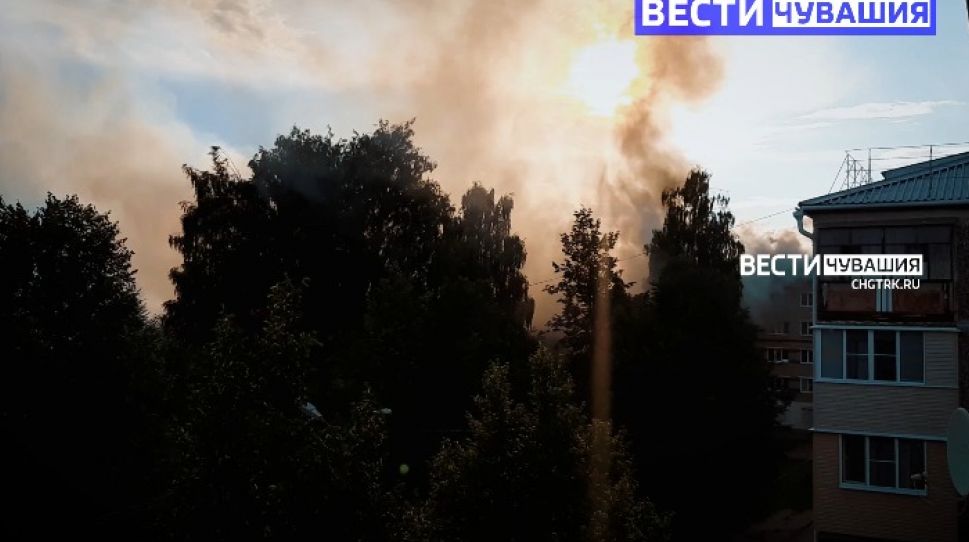 В Новочебоксарске горит общежитие