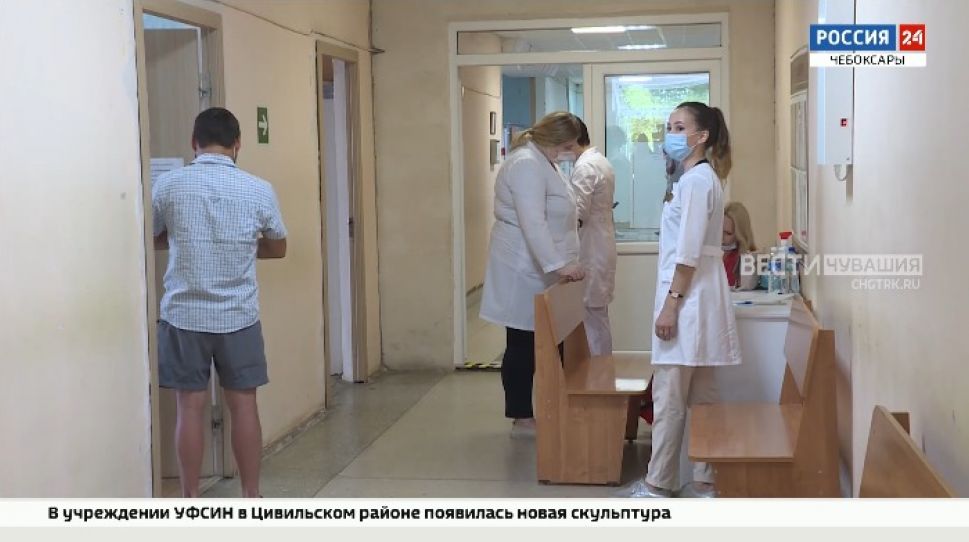 В Чувашии волонтеры помогают медикам проводить вакцинацию