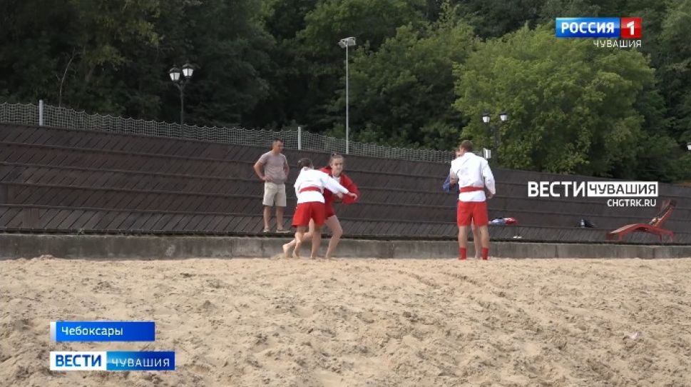 Самбисты Чувашии тренируются на волжских пляжах 