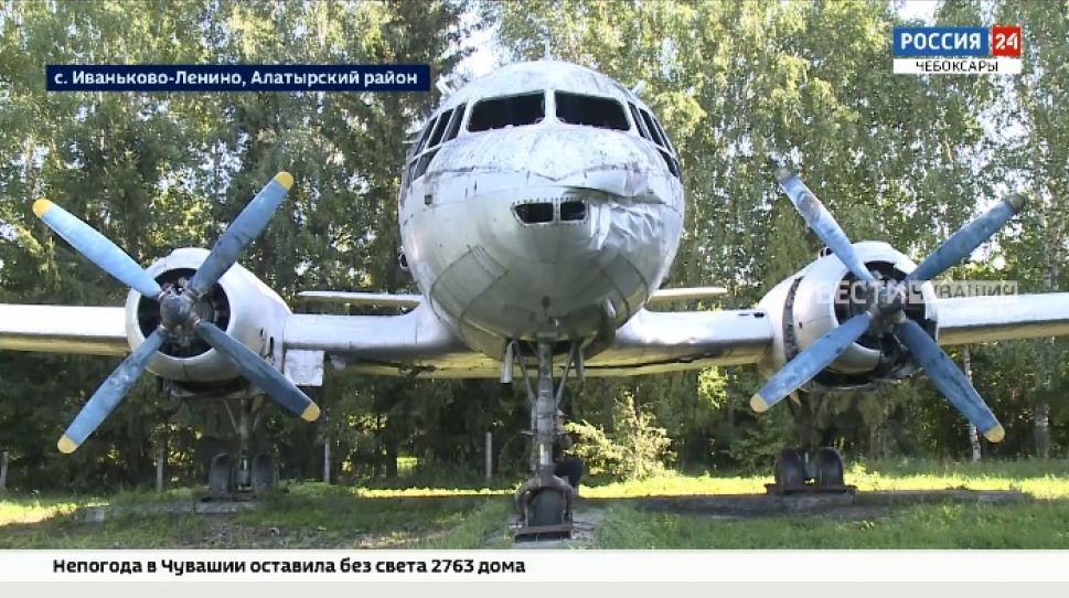 В Алатырском районе в плачевном состоянии простаивает самолет Ил-14