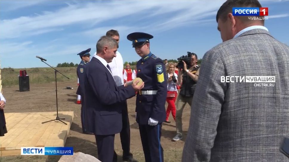 Капсулу с посланием потомкам заложили в основание мемориала "Строителям безмолвных рубежей"