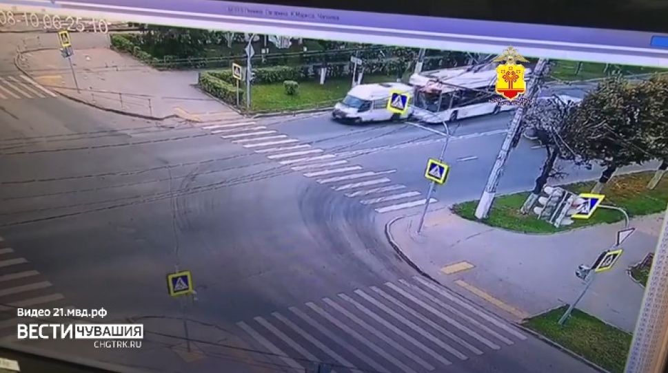 В Чебоксарах троллейбус с пассажирами влетел в маршрутку из-за отказавших тормозов