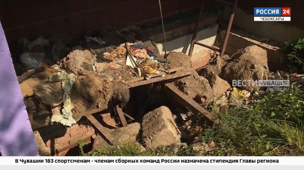 Владельцев квартиры в Чебоксарах заставляют убирать незаконный погреб