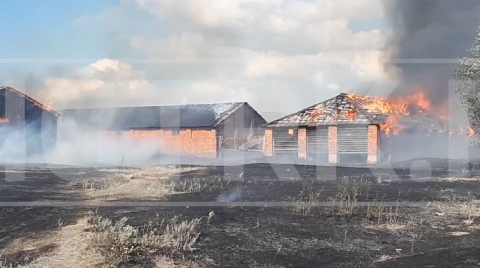 В Батыревском районе горят склады