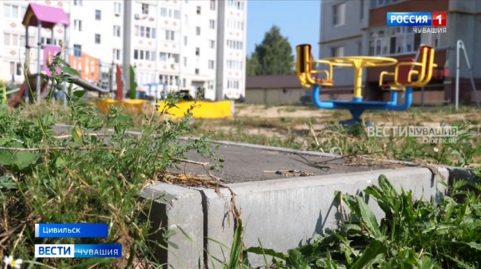 Камни валяются, песка мало, трава не стрижена: в Цивильске построили детскую площадку 