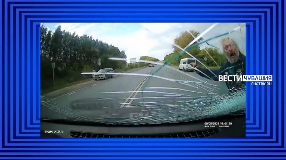 В Чебоксарском районе неадекватный мужчина выбежал на дорогу и начал бить машины