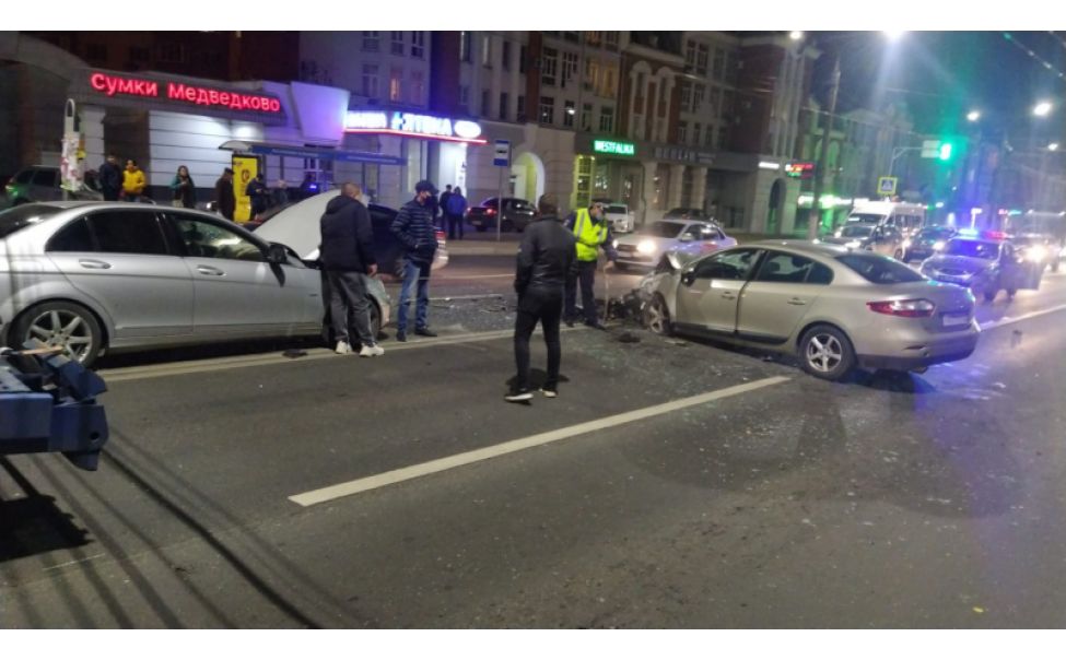В Чебоксарах на Московском проспекте столкнулись 3 машины. 5 человек пострадали