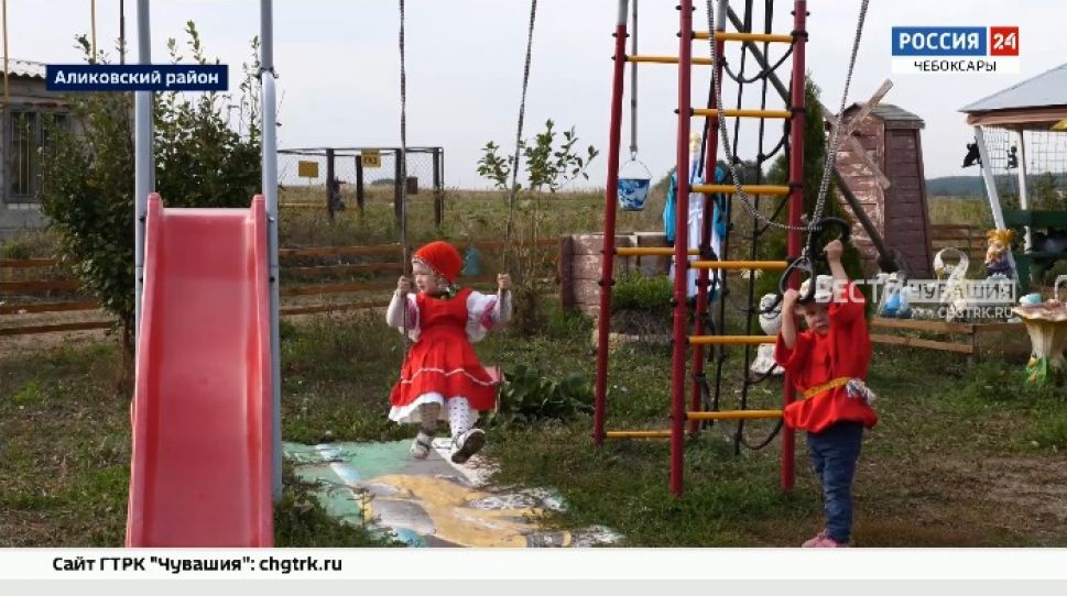 Жительница деревни Нижние Карачуры превратила свой приусадебный участок в настоящий этнопарк
