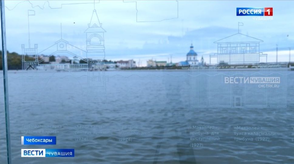 На Красной площади Чебоксар установили стеклянное панно с изображениями памятников прошлого