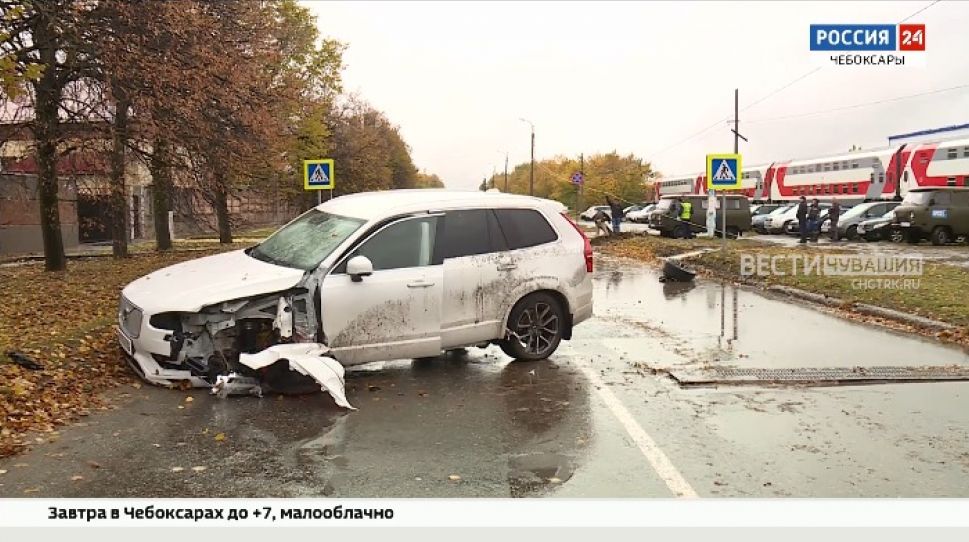 В Чебоксарах иномарка выскочила на встречную полосу и врезалась в столб