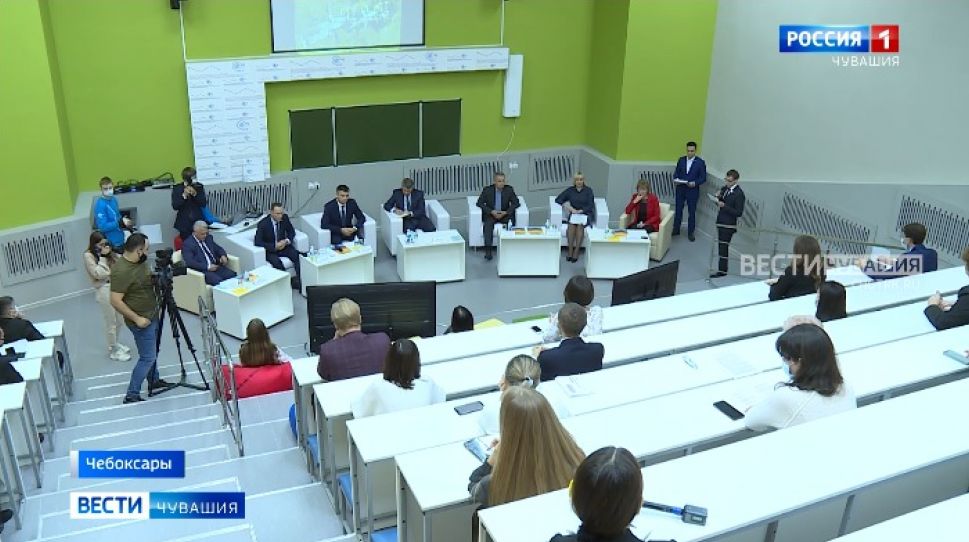 Победители Молодежного форума iВолга представили свои проекты Главе Чувашии