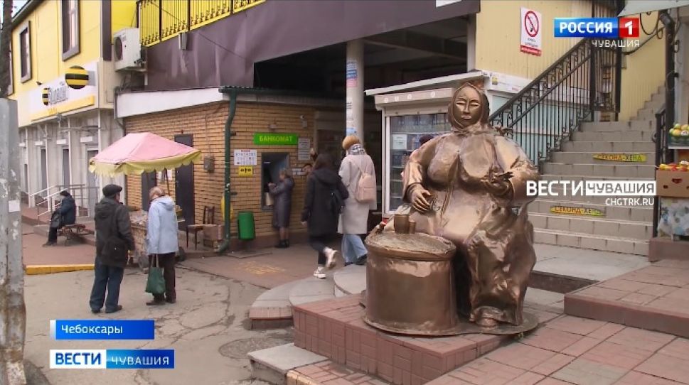 Чебоксарцы решили оставить бронзовую бабушку с семечками у Центрального рынка