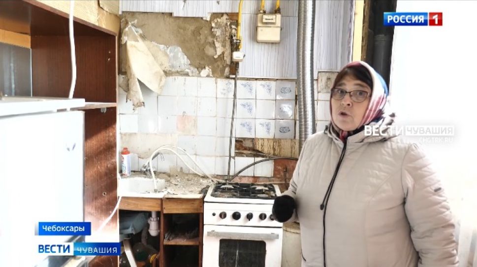 Жители чебоксарского дома, рассыпающегося в труху, боятся обвала и крыс