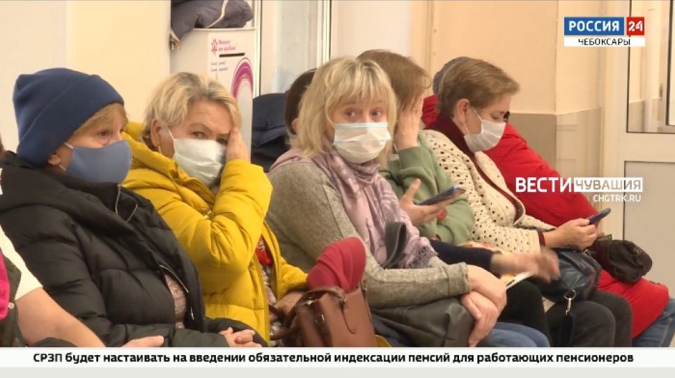 Ковидная рулетка: в больницах Чувашии и больные, и здоровые часами сидят в одной очереди 