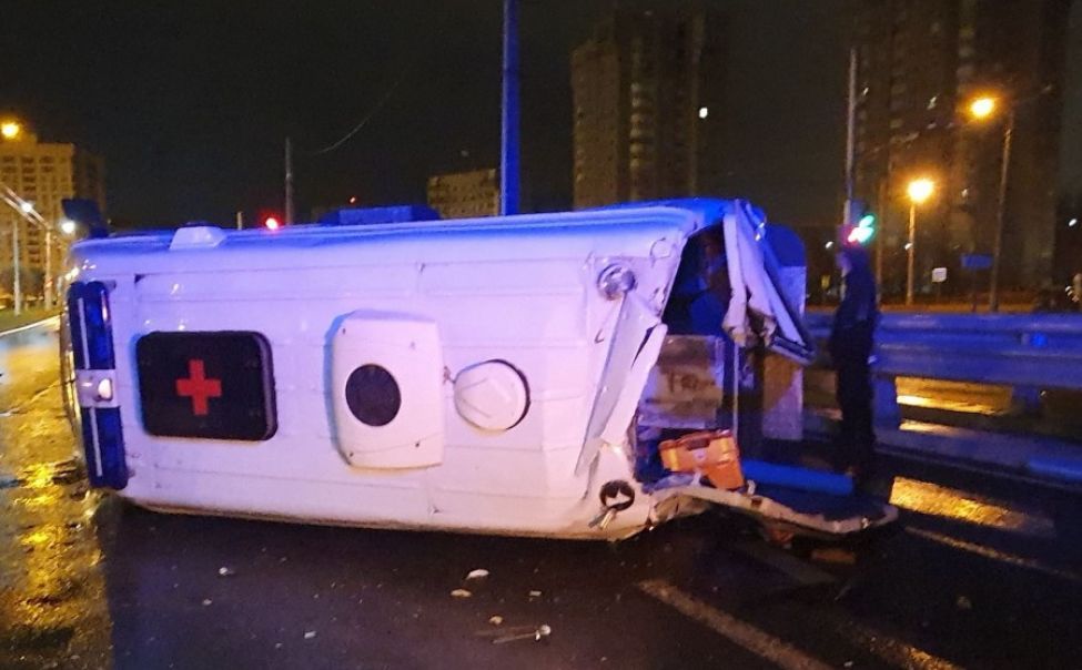 Рано утром в Чебоксарах "скорая" попала в ДТП